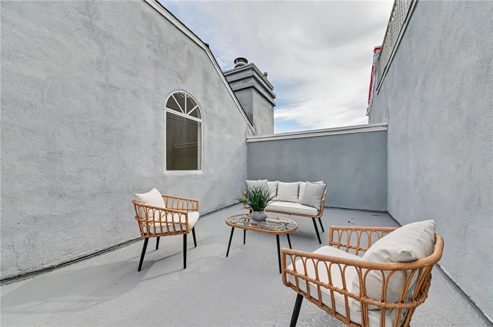 11667 Gorham #304 Los Angeles, CA 90049