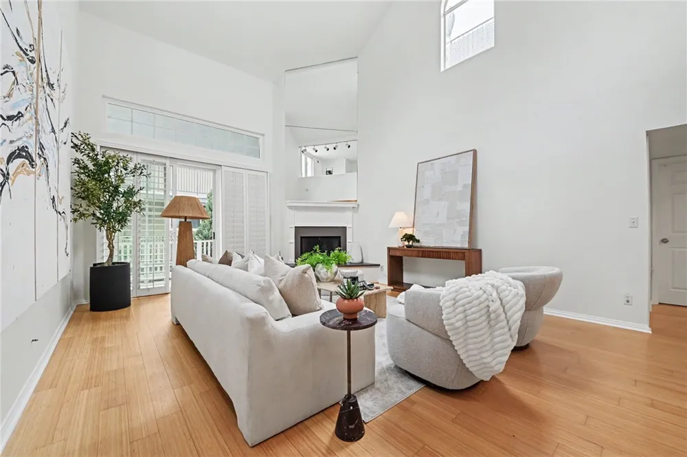 11667 Gorham #304 Los Angeles, CA 90049
