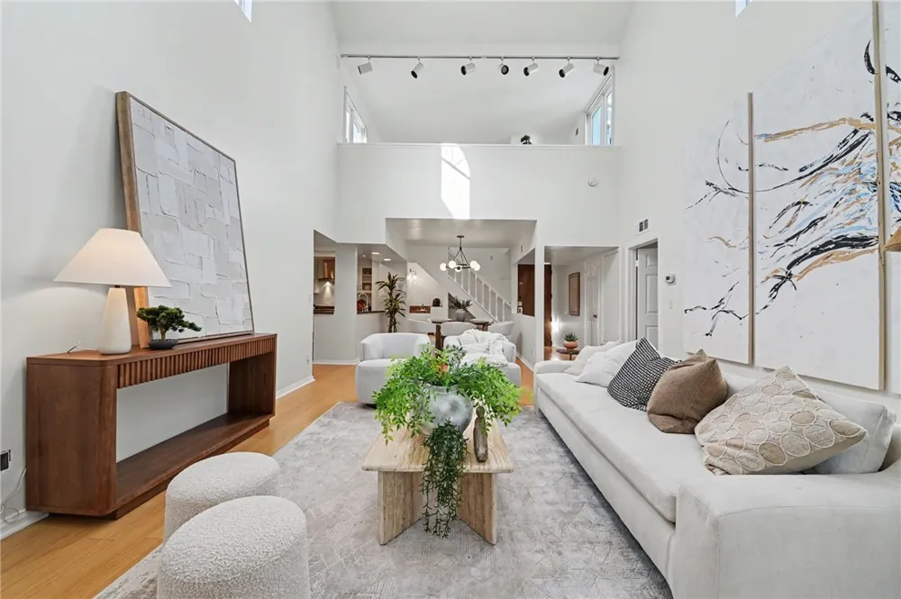 11667 Gorham #304 Los Angeles, CA 90049