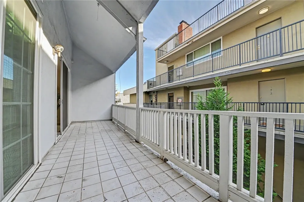 11667 Gorham #304 Los Angeles, CA 90049