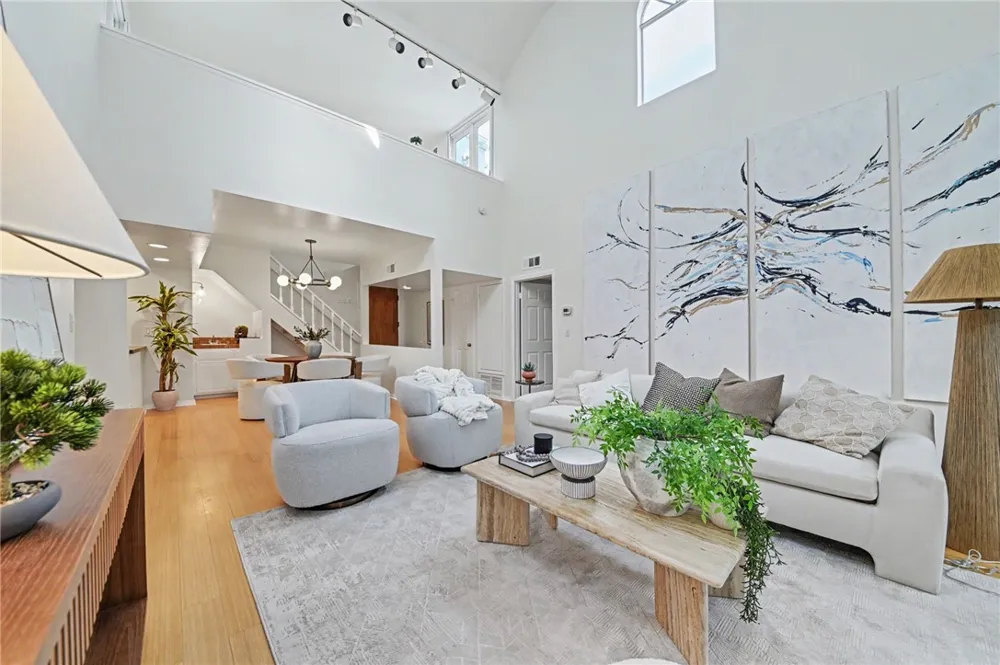11667 Gorham #304 Los Angeles, CA 90049