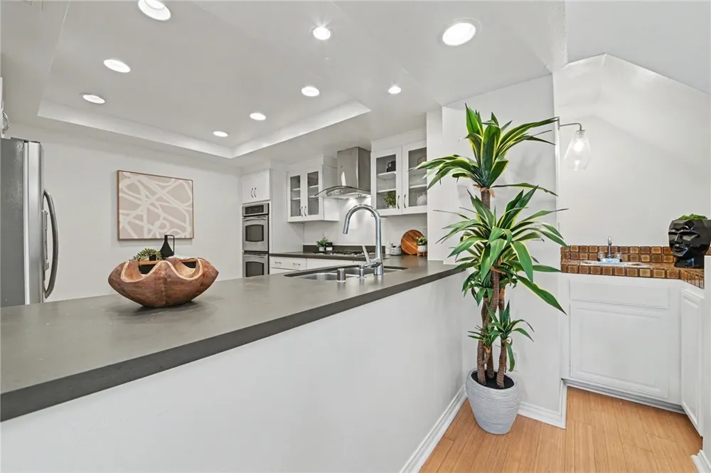 11667 Gorham #304 Los Angeles, CA 90049