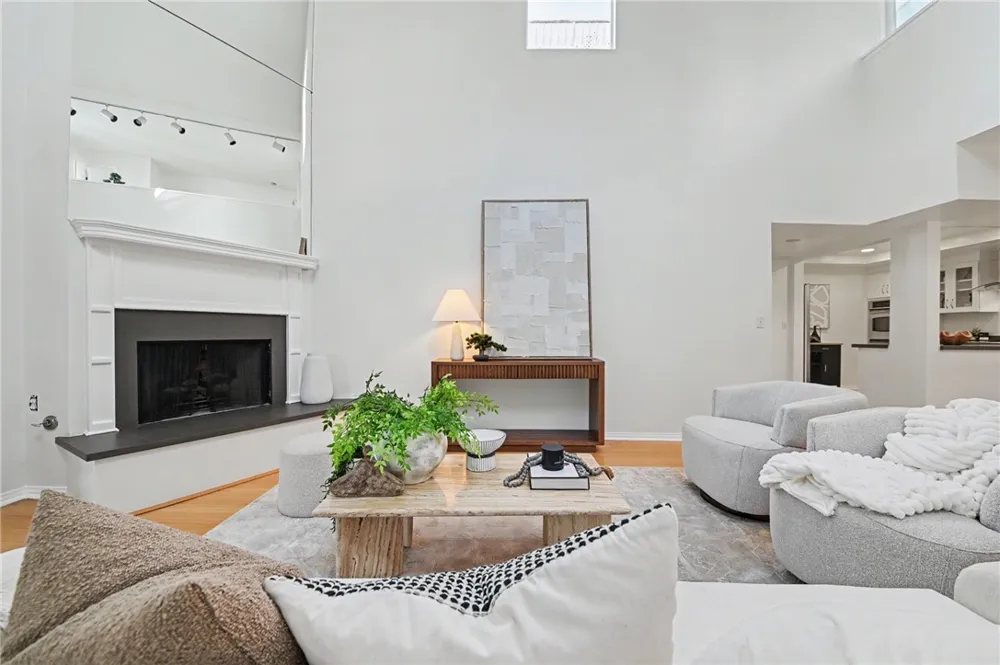 11667 Gorham #304 Los Angeles, CA 90049