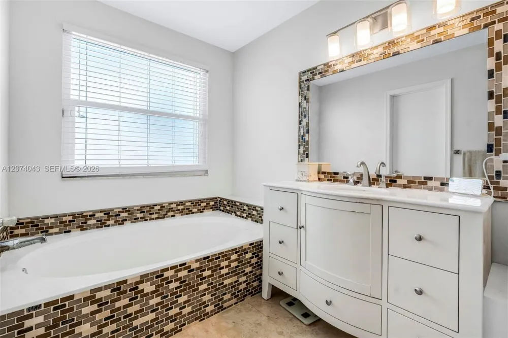 18961 NW 10th Ter Pembroke Pines, FL 33029