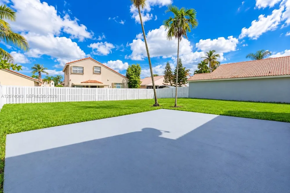 18961 NW 10th Ter Pembroke Pines, FL 33029