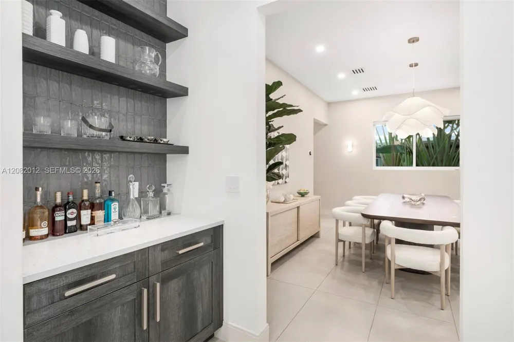 2181 Bay Rd Miami Beach, FL 33140