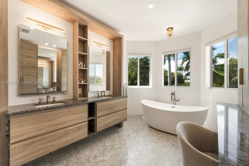 2181 Bay Rd Miami Beach, FL 33140