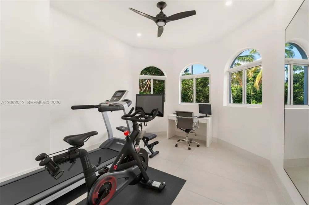 2181 Bay Rd Miami Beach, FL 33140