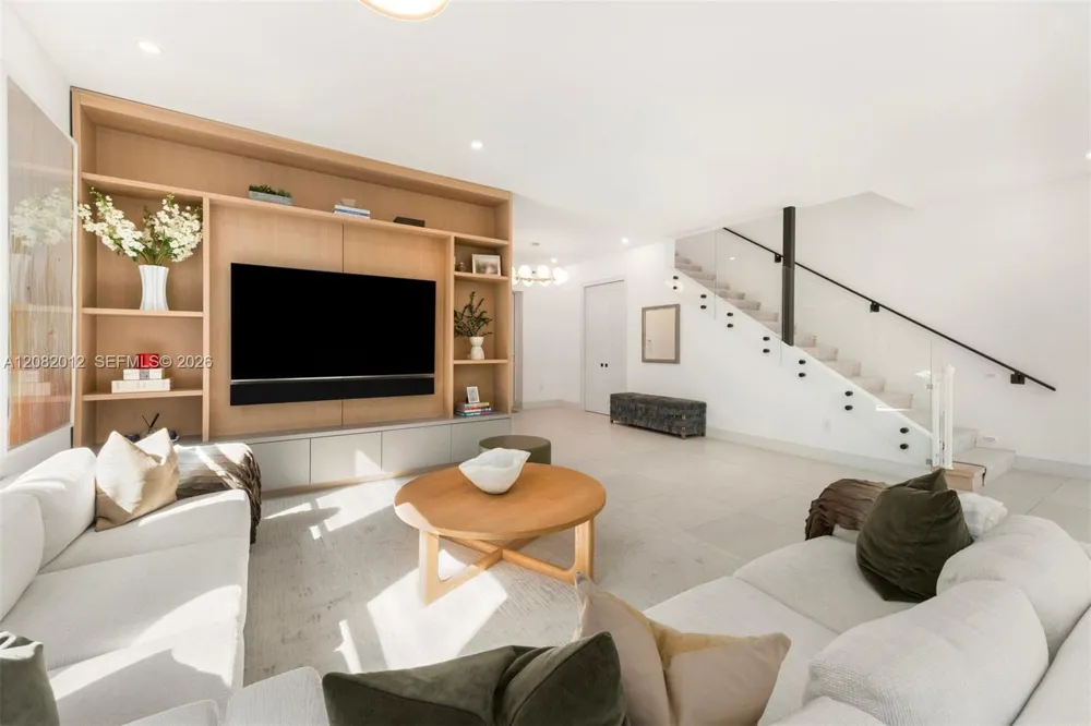2181 Bay Rd Miami Beach, FL 33140