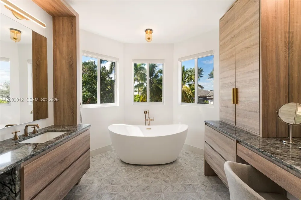 2181 Bay Rd Miami Beach, FL 33140