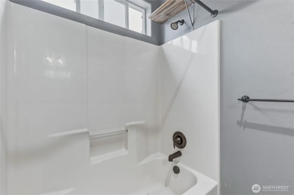 90 Glen Gate Loop Cathlamet, WA 98612