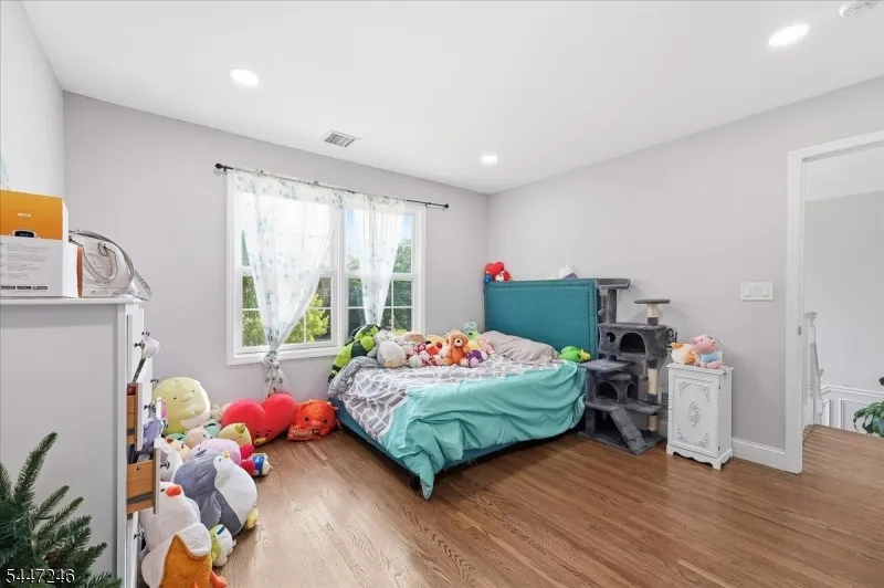 5 Old Bridge Rd Cedar Grove, NJ 07009
