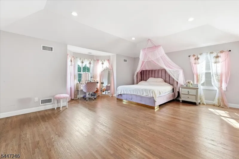 5 Old Bridge Rd Cedar Grove, NJ 07009