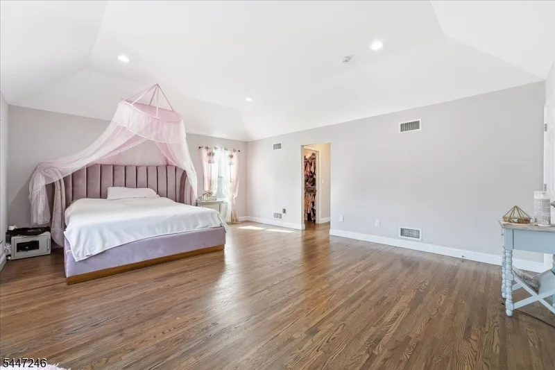 5 Old Bridge Rd Cedar Grove, NJ 07009