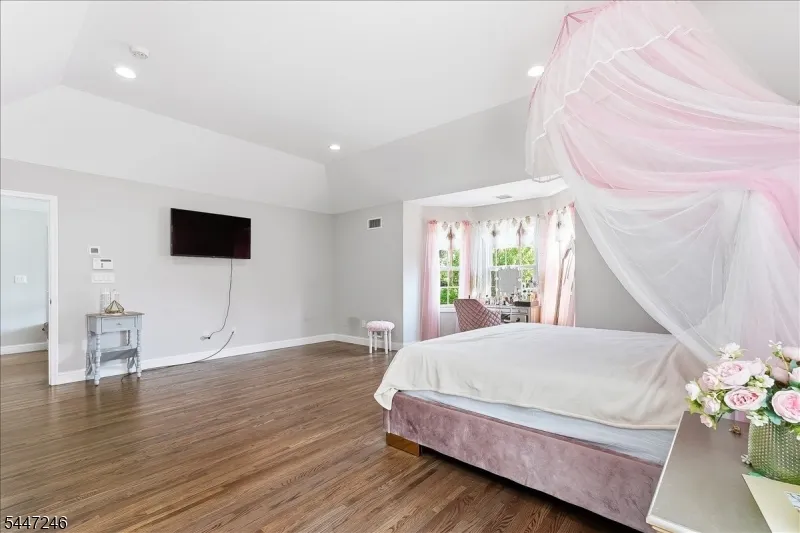 5 Old Bridge Rd Cedar Grove, NJ 07009