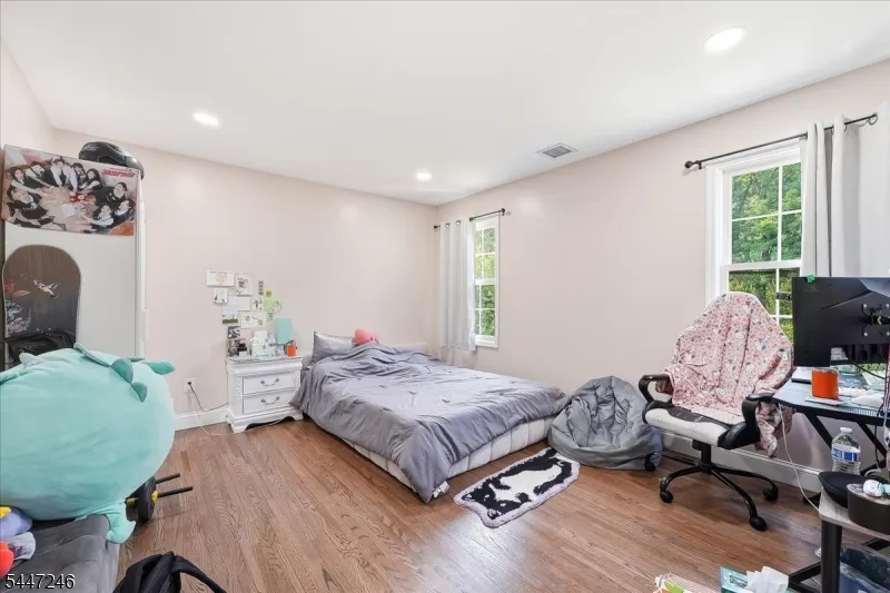 5 Old Bridge Rd Cedar Grove, NJ 07009