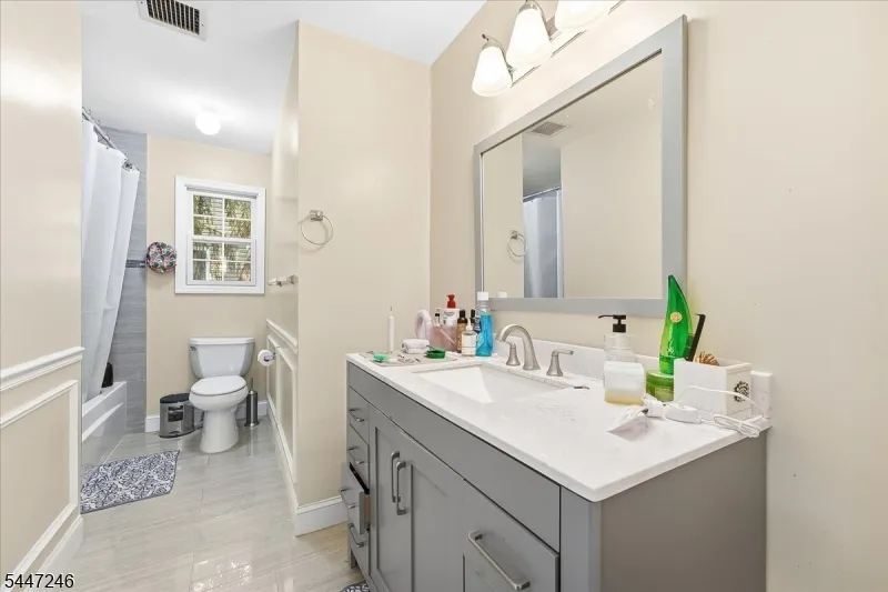 5 Old Bridge Rd Cedar Grove, NJ 07009
