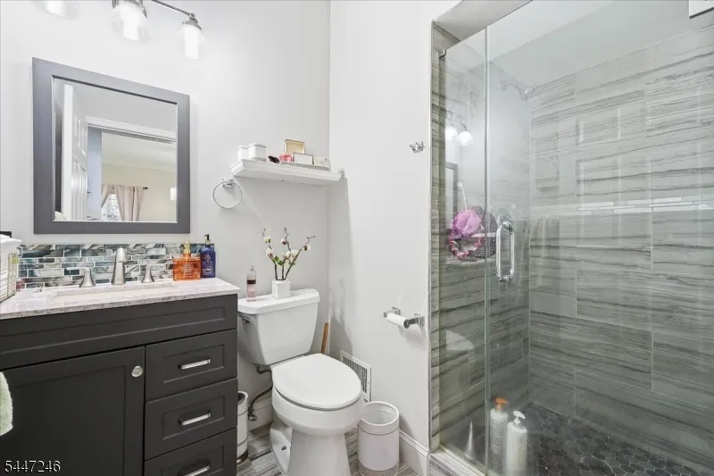 5 Old Bridge Rd Cedar Grove, NJ 07009