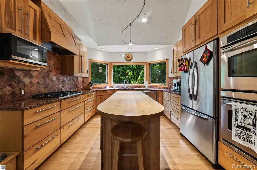 10552 Craig Road Peninsula Township, MI 49686
