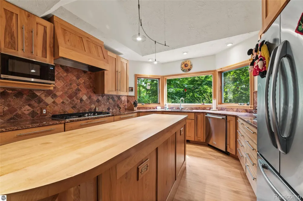 10552 Craig Road Peninsula Township, MI 49686