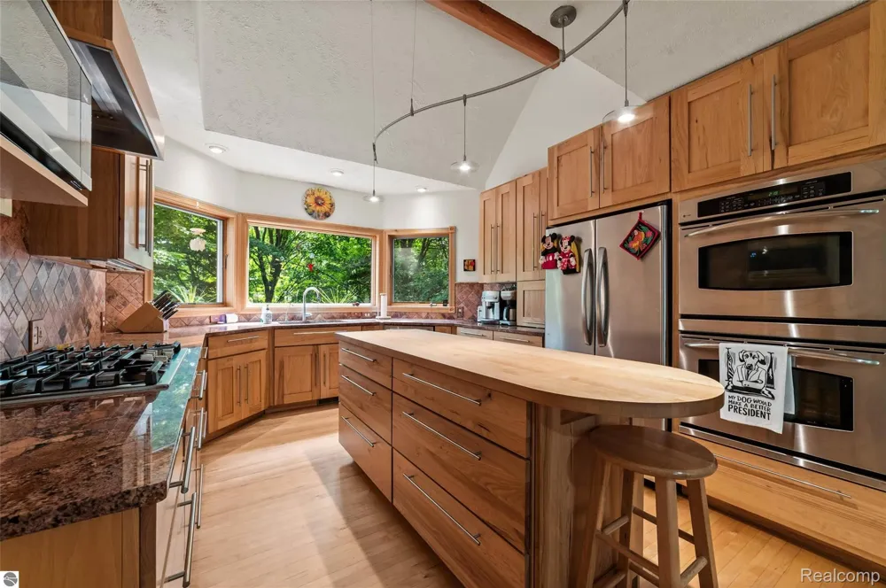 10552 Craig Road Peninsula Township, MI 49686
