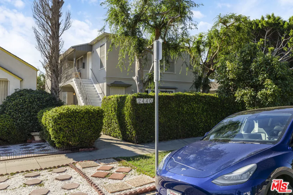 2440 Arizona Avenue Santa Monica, CA 90404