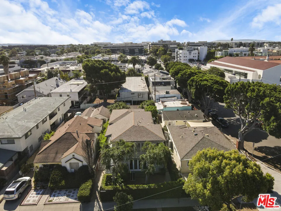 2440 Arizona Avenue Santa Monica, CA 90404