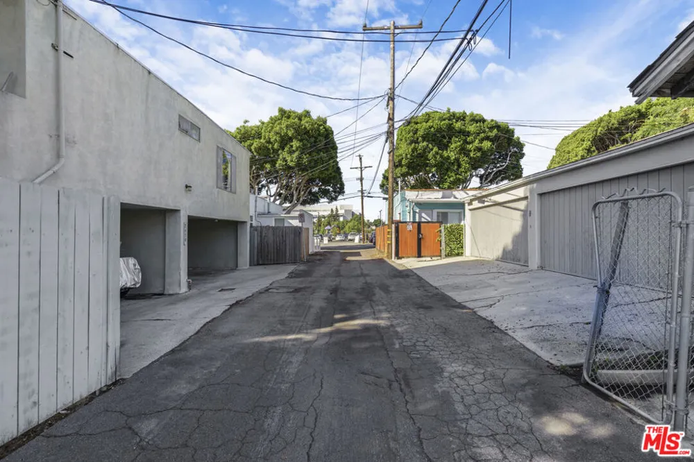 2440 Arizona Avenue Santa Monica, CA 90404
