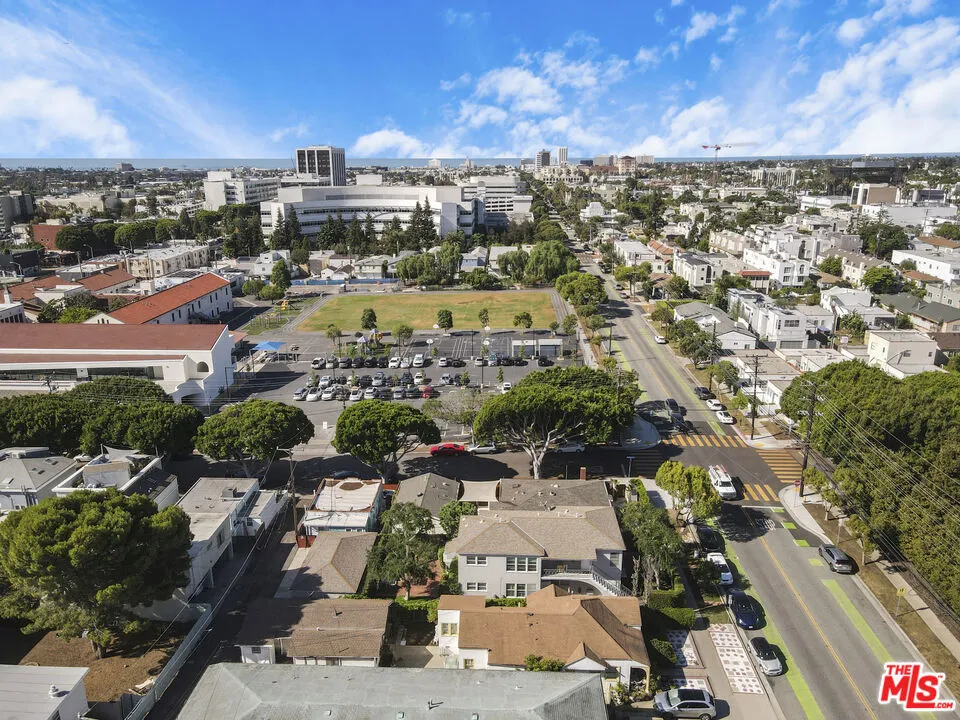 2440 Arizona Avenue Santa Monica, CA 90404