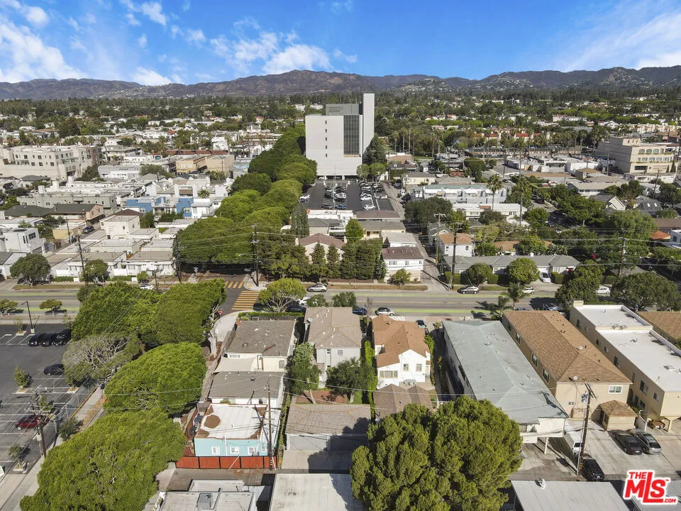 2440 Arizona Avenue Santa Monica, CA 90404