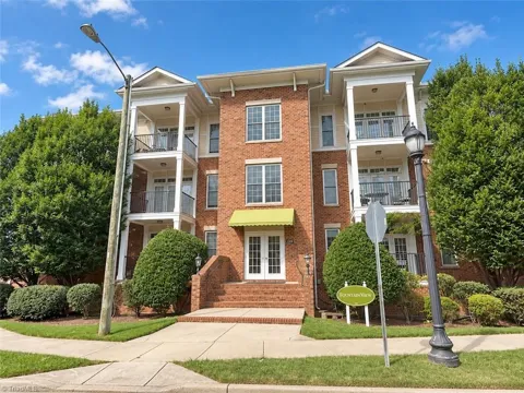 238 E Lewis Street #403