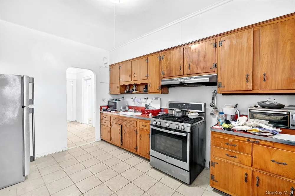759 E 221st Street Bronx, NY 10467