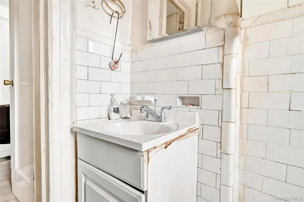 759 E 221st Street Bronx, NY 10467