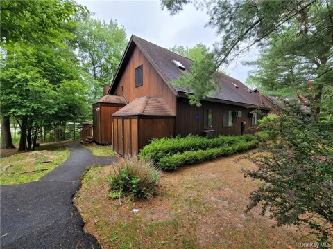 14 Lakeside Drive