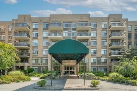 35 Chatsworth Avenue #6E