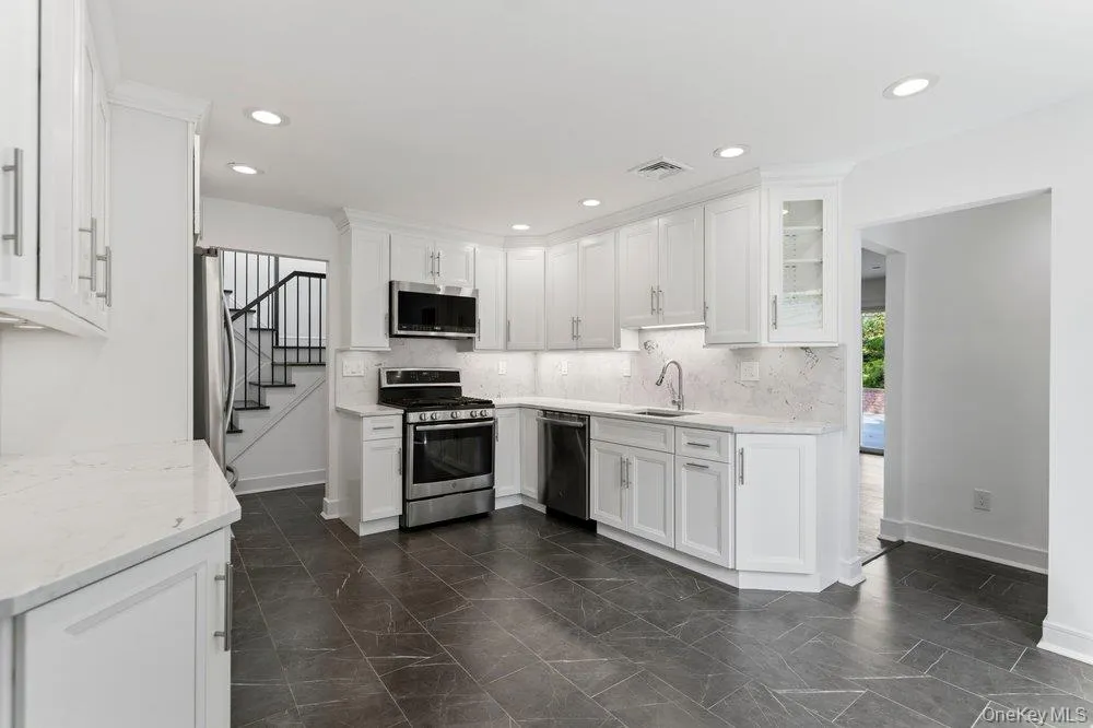 185 Harvard Drive #L Plainview, NY 11803