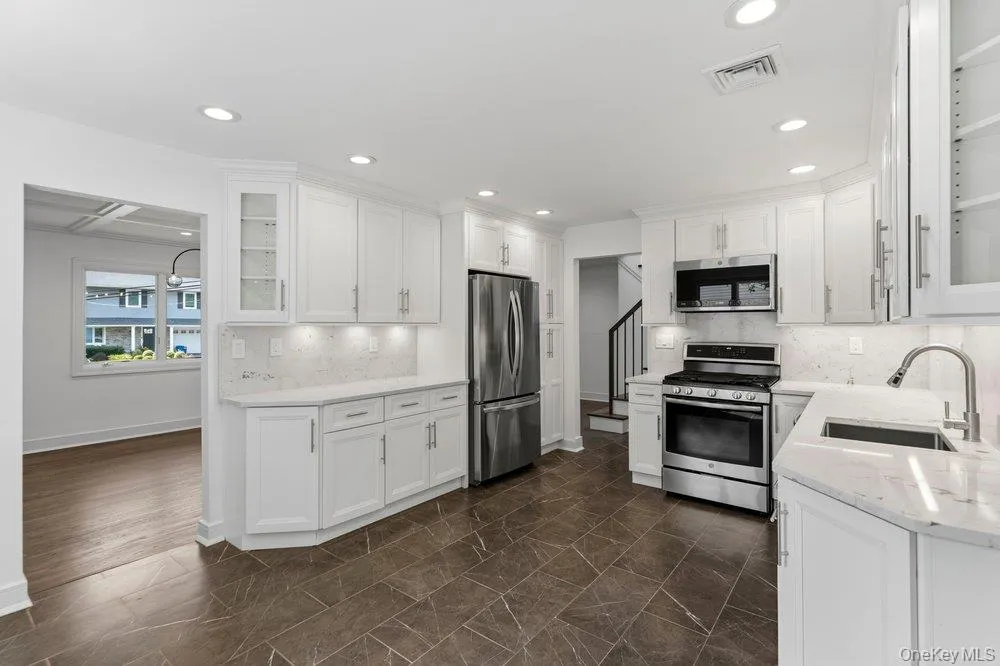 185 Harvard Drive #L Plainview, NY 11803