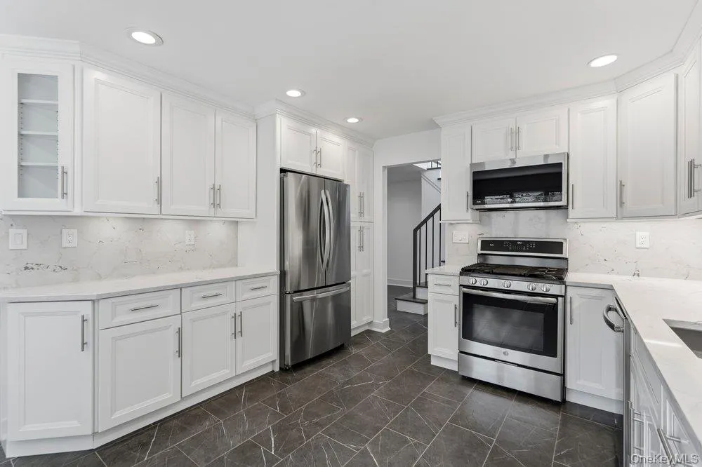 185 Harvard Drive #L Plainview, NY 11803