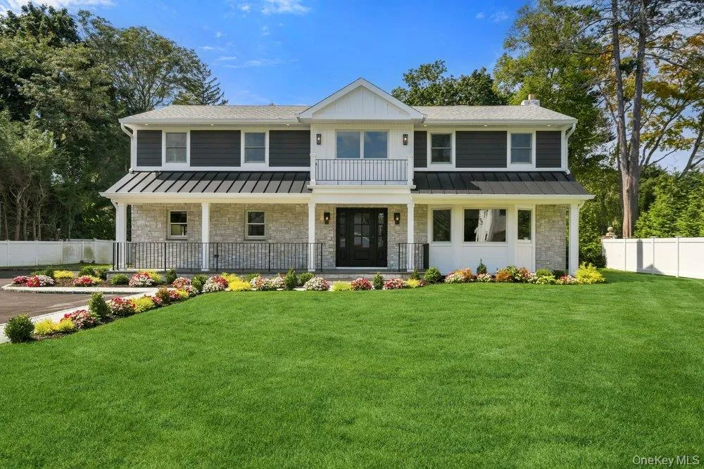 3 Aron Drive Woodbury, NY 11797