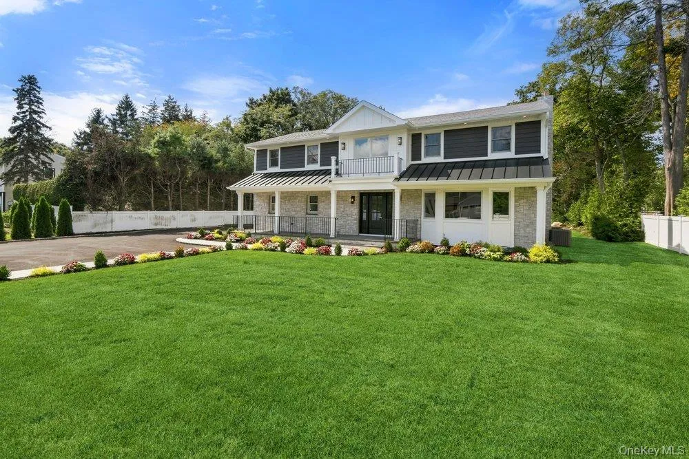 3 Aron Drive Woodbury, NY 11797