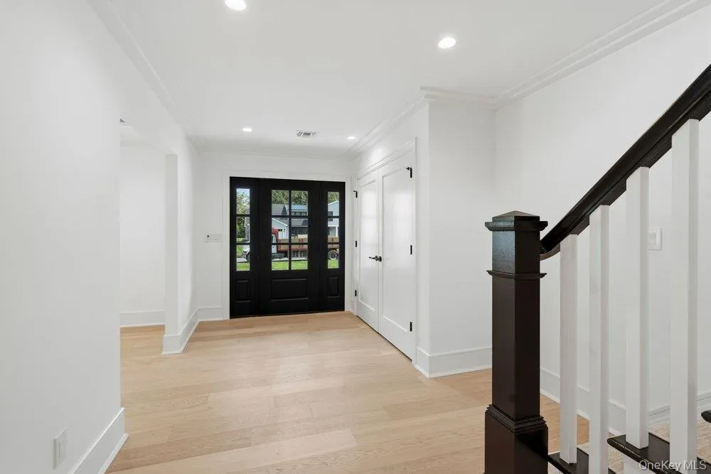 3 Aron Drive Woodbury, NY 11797