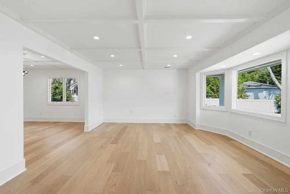 3 Aron Drive Woodbury, NY 11797