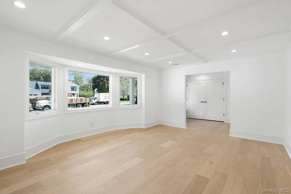 3 Aron Drive Woodbury, NY 11797