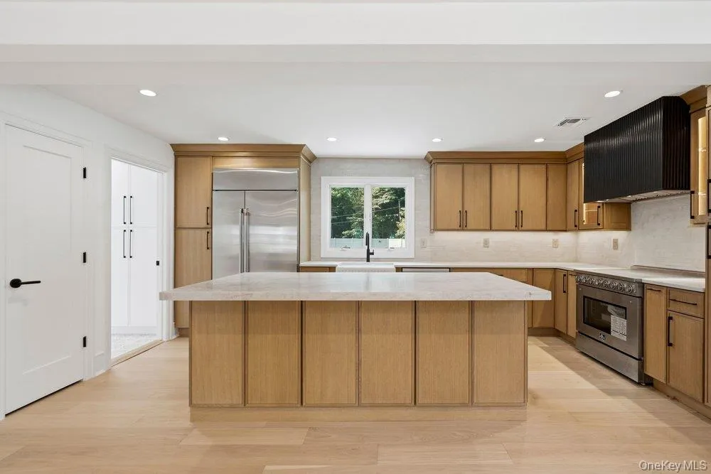 3 Aron Drive Woodbury, NY 11797