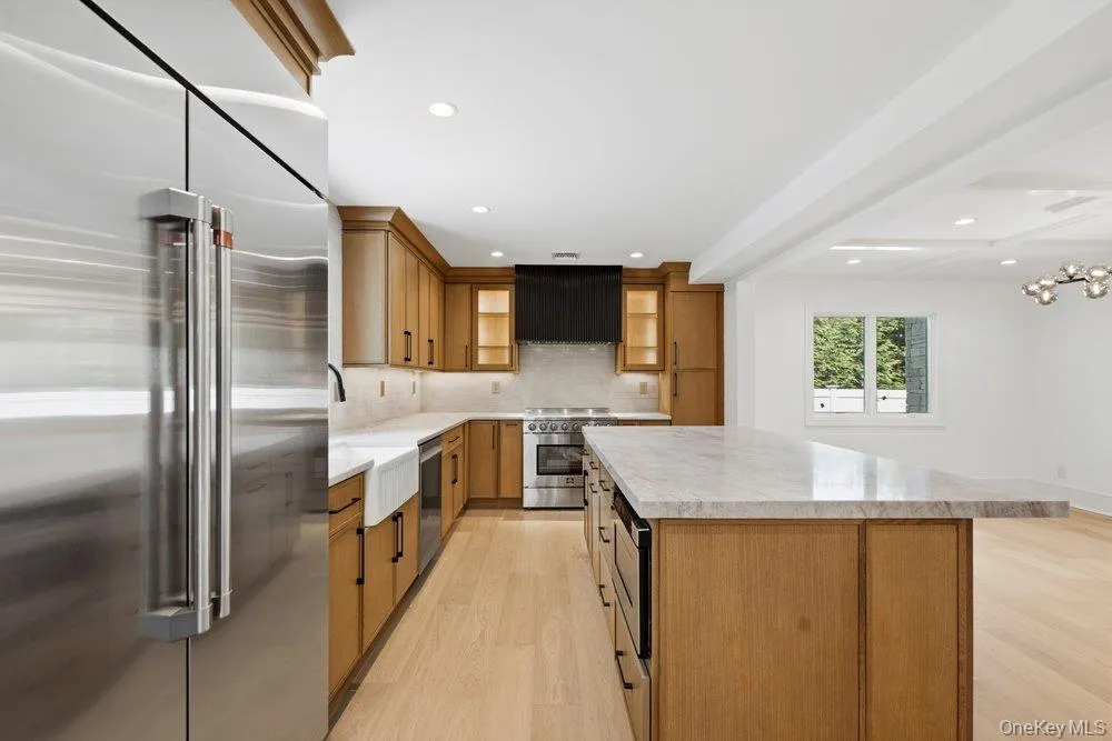 3 Aron Drive Woodbury, NY 11797