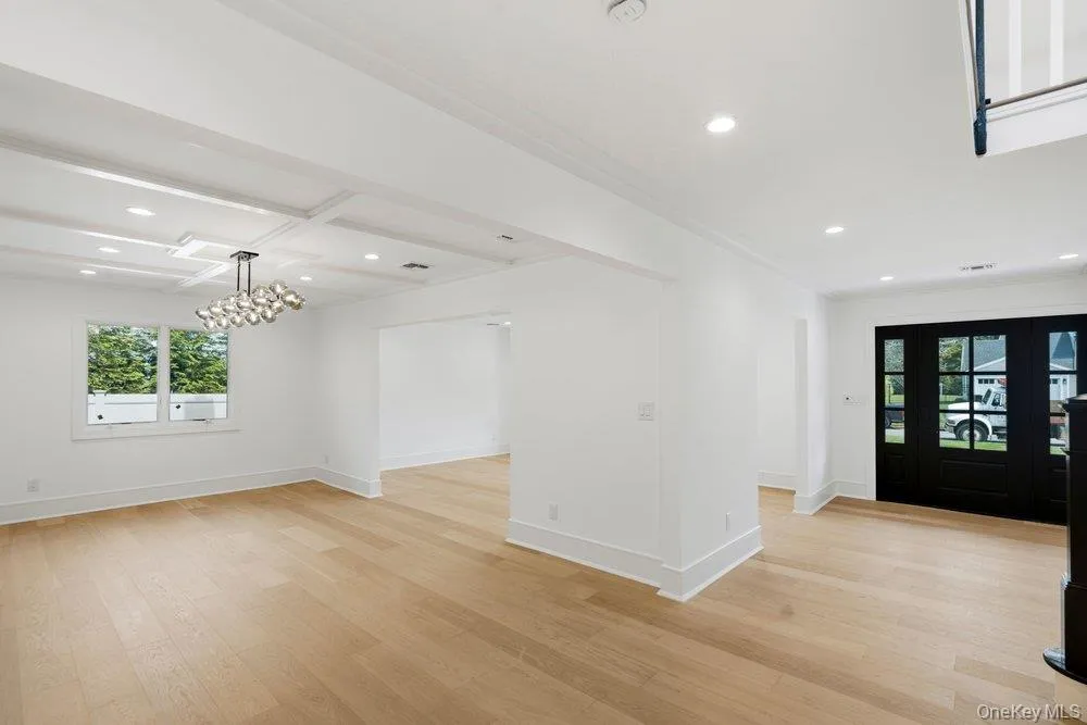 3 Aron Drive Woodbury, NY 11797