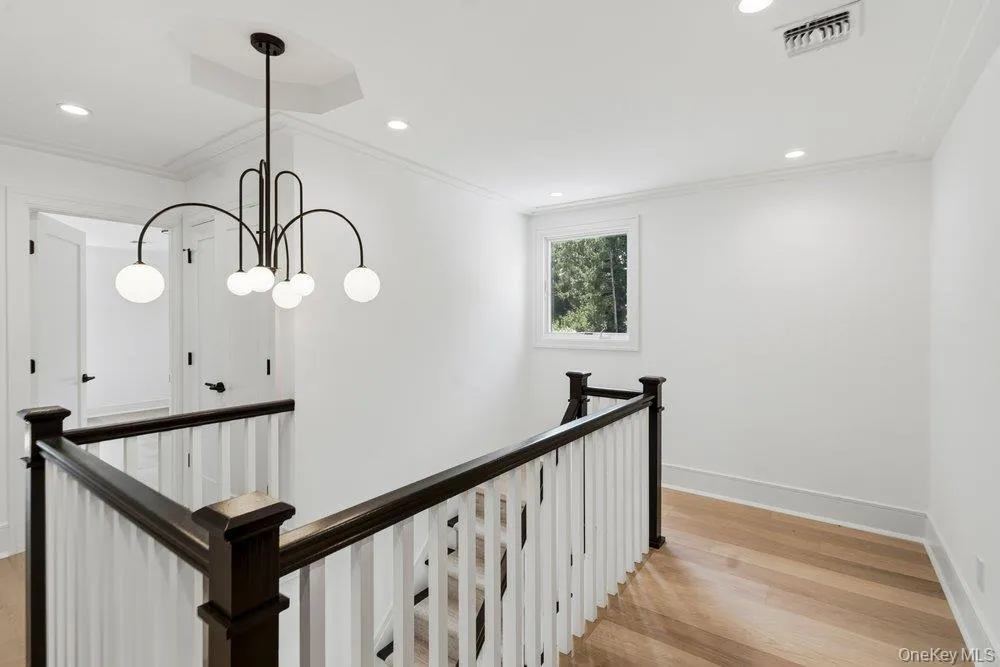 3 Aron Drive Woodbury, NY 11797