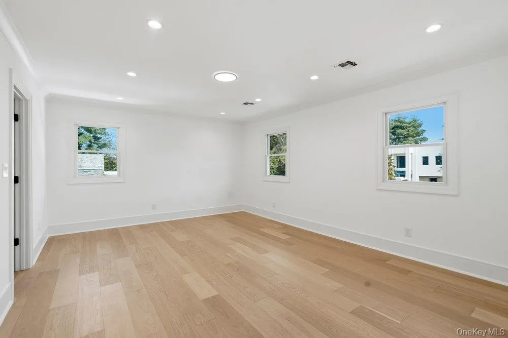 3 Aron Drive Woodbury, NY 11797
