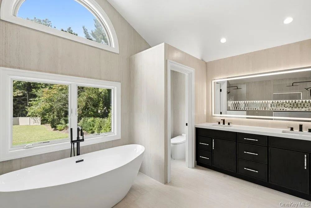 3 Aron Drive Woodbury, NY 11797