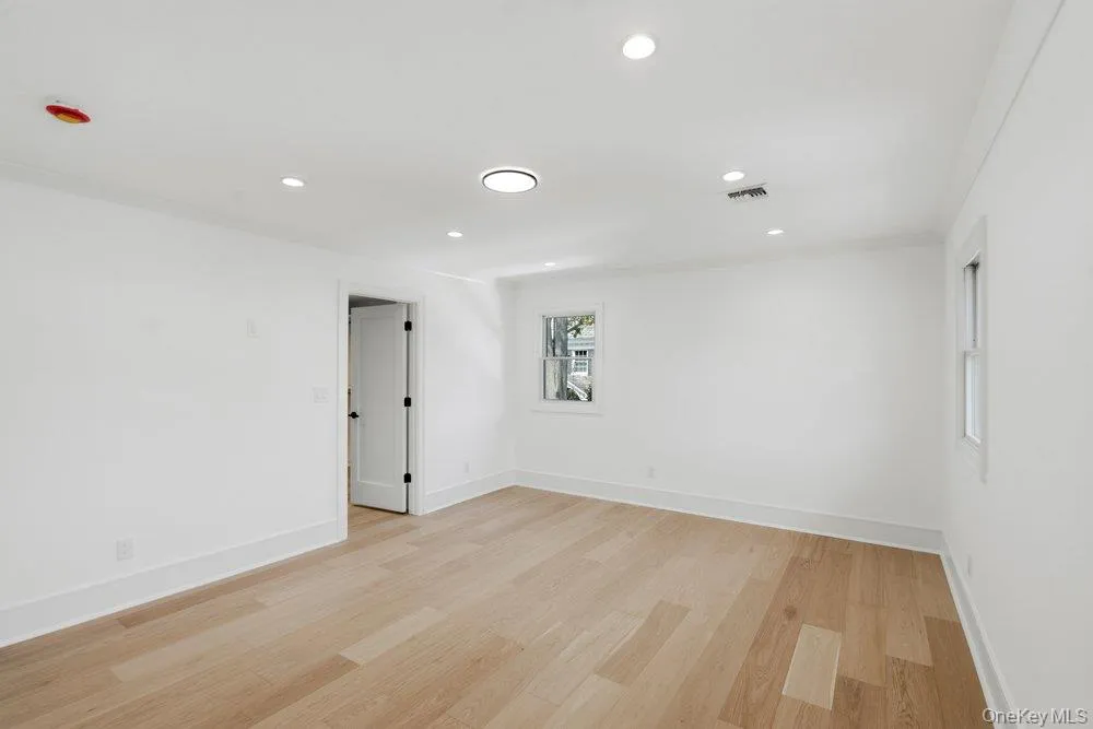 3 Aron Drive Woodbury, NY 11797